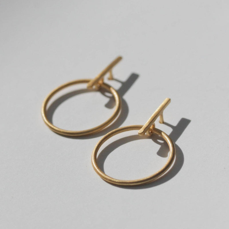 A side view of the Luxe Gold Outline Earrings.